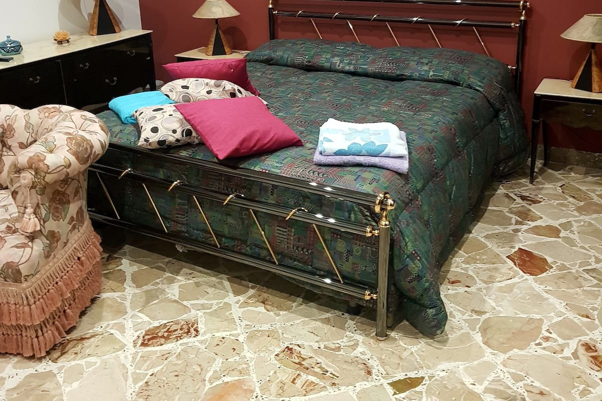 Vierpersoonskamer, gedeelde badkamer | Verduisterende gordijnen, babybedden, beddengoed