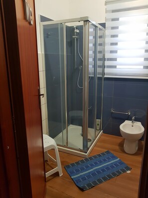 Chuveiro, produtos de toalete grátis, secador de cabelo, bidê
