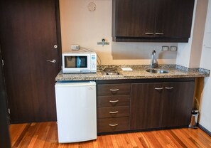 Habitación ejecutiva | Cocina privada | Frigobar, microondas, tetera eléctrica y utensilios de cocina