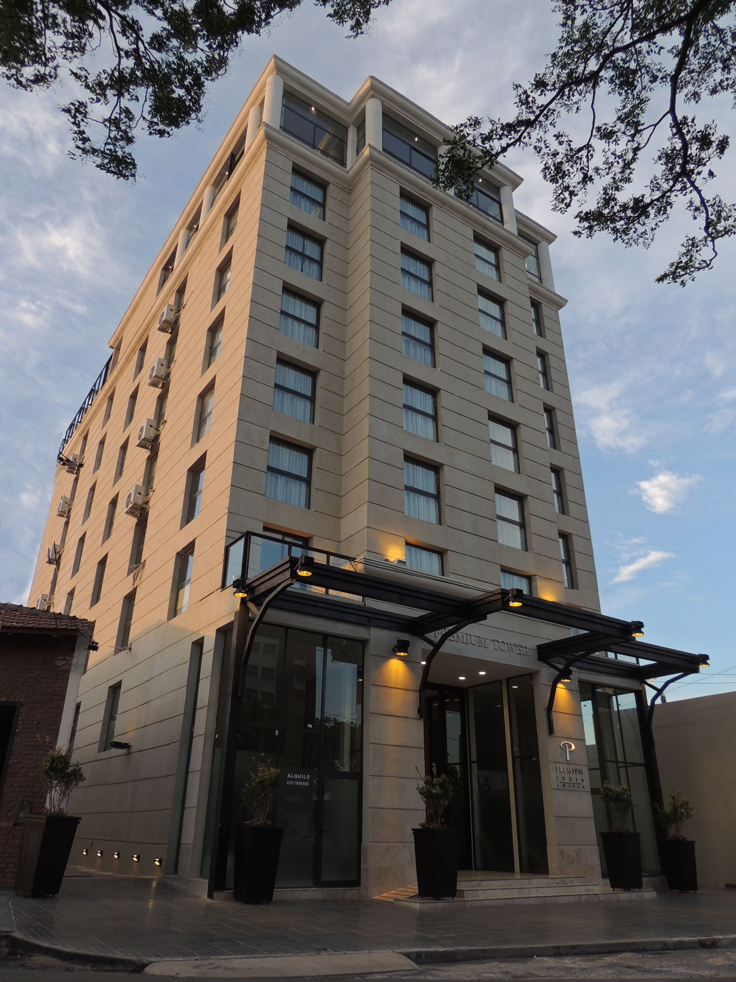 Un grand hôtel moderne à la façade plate, doté de larges fenêtres et d’un espace d’entrée abrité.