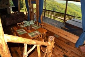 Huone | Ruokailu omassa huoneessa