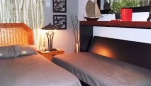 2 habitaciones y tabla de planchar con plancha