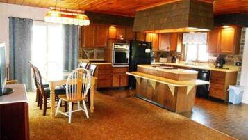 Room | Private kitchen | Fridge, microwave, oven, dishwasher