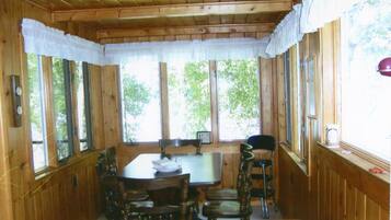 Huone | Ruokailu omassa huoneessa