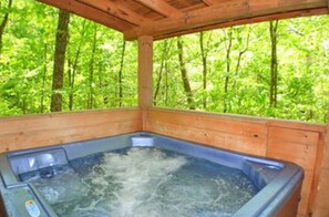 Outdoor spa tub - Cornerstone in Hidden Mtn West near Lake #2 (Sevierville)