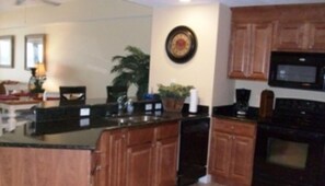 Huone | Yksityinen keittiö | Jääkaappi, mikroaaltouuni, kahvin-/teenkeitin