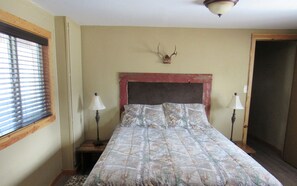 Huone | 2 makuuhuonetta, työpöytä, silitysrauta/-lauta