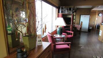 Room | Living area | TV, DVD player