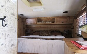 Room - Uncle Billy Bob's Redneck Trailers Vacation Rentals-Bubba's Glamper #4 - Caravan Park (Garden Valley)