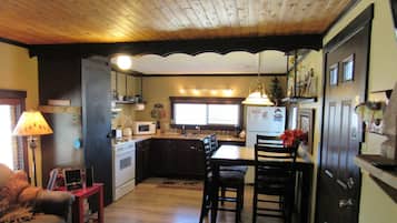 Room | Private kitchen | Fridge, microwave, coffee/tea maker