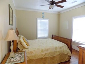 Room | 3 bedrooms, iron/ironing board, cribs/infant beds, free WiFi - Sea Quest (Port Bolivar)