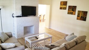 Room | Living area | Flat-screen TV - Private Beach and Pool house (Pompano Beach)