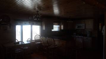 Huone | Yksityinen keittiö | Jääkaappi, mikroaaltouuni, kahvin-/teenkeitin