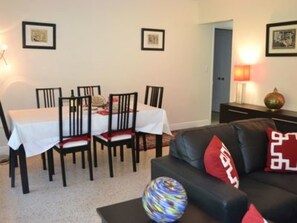 Room | In-room dining - Luxurious Villa Tunis Two-bedroom Apartment (Fort Lauderdale)