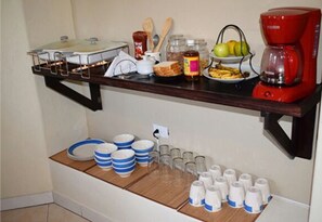 朝食 (コンチネンタル ブレックファスト)、毎日提供 (無料)