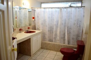 Regadera y amenidades de baño gratuitas 