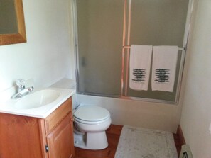 Kamar | Kamar mandi | Bathtub dan shower terpisah