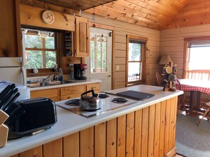 Habitación | Cocina privada | Refrigerador, microondas y cafetera y tetera