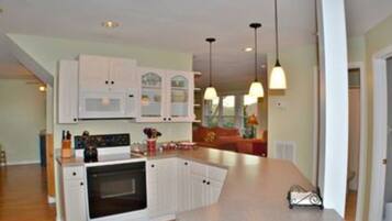 Room | Private kitchen | Fridge, microwave, oven, dishwasher