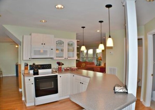 Room | Private kitchen | Fridge, microwave, oven, dishwasher - Cypress Ridge (Townsend)