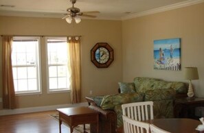 Room | Living area | TV, DVD player - Sea Haven (Port Bolivar)