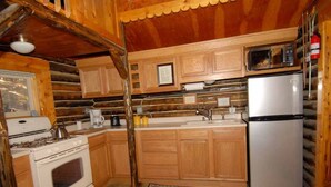 Room | Private kitchen | Fridge - Evergreen's Log Cabin (Evergreen)