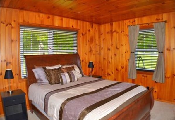 Room | 2 bedrooms, iron/ironing board - Creekside Retreat (Sevierville)