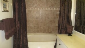 Zimmer | Badezimmer | Badewanne und Dusche (separat)