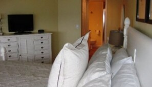 Huone | 2 makuuhuonetta, silitysrauta/-lauta