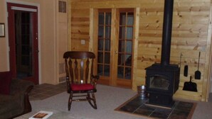 Room | Living room | TV, DVD player - Secluded Fawn Trail Cottage (Evergreen)
