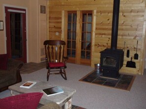 Room | Living room | TV, DVD player - Secluded Fawn Trail Cottage (Evergreen)