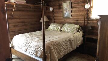 4 bedrooms, desk