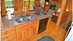 Kamar | Dapur pribadi | Mesin pembuat kopi/teh, lemari es, microwave, dan oven