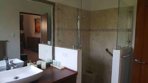 Room | Bathroom | Shower, hair dryer - Villa in Metro Country Club (Guayacanes)