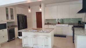 Refrigerador, microondas, cafetera/tetera