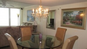 Room | In-room dining - 2 BR 2 BA - Traffic Free Beach - 402 Shores Club (Daytona Beach Shores)