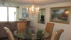 Huone | Ruokailu omassa huoneessa