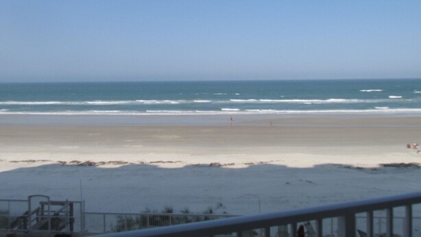 On the beach - 2 BR 2 BA - Traffic Free Beach - 402 Shores Club (Daytona Beach Shores)
