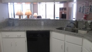 Habitación | Cocina privada | Refrigerador, microondas y cafetera y tetera 