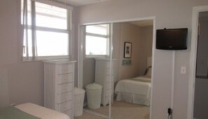 2 habitaciones y tabla de planchar con plancha