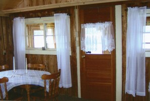 Room | Living area | TV, DVD player - Wickiup (Rangeley)