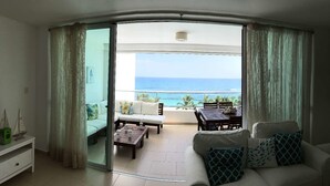 Room | Living area | TV - Beachfront Apartment (Guayacanes)