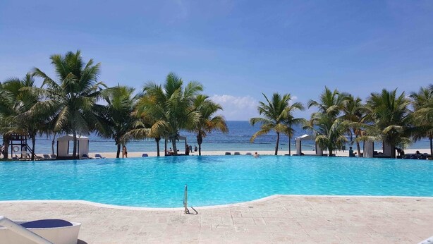 Outdoor pool - Beachfront Apartment (Guayacanes)