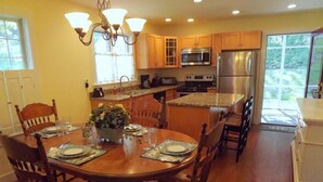 Room | In-room dining - Walkable Home in Mystic Historic District (Mystic)
