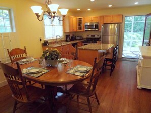 Room | Makan dalam bilik