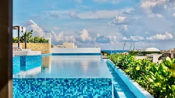2 outdoor pools