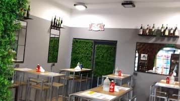 Desayuno continental diario (USD 7 por persona)