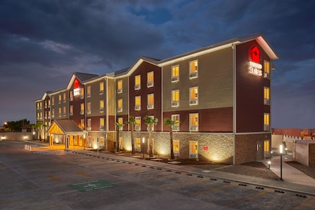 Front of property. Extended Suites Cancún Cumbres