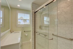 Bañera, secador de pelo y toallas