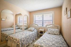 2 bedrooms, iron/ironing board, free WiFi, bed sheets - 🌊 Gulf Winds Ground-Floor 2BR — Courtyard Patio with Gulf View & Budget-Friendly Comfort (ST PETE BEACH)